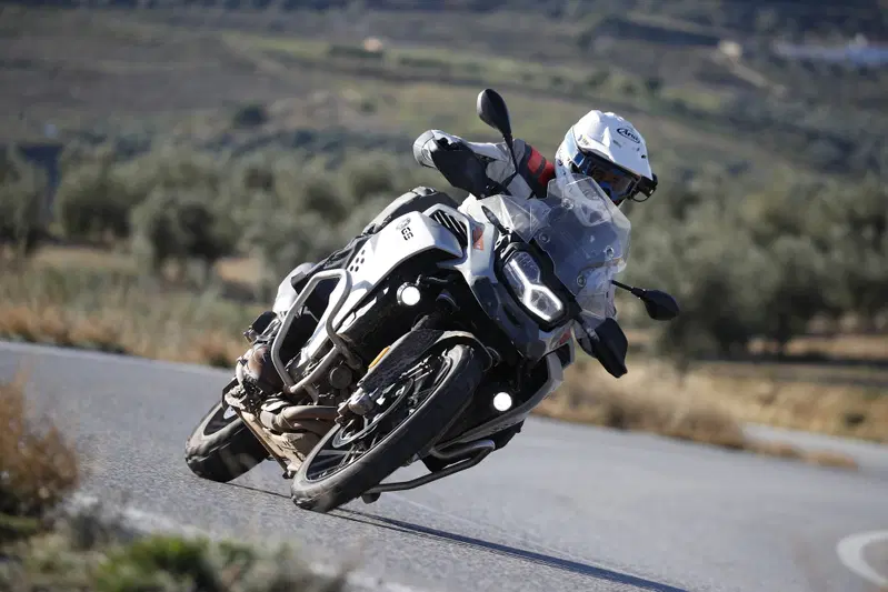 La guida su strada &egrave; facile. La sella &egrave; alta e il peso non indifferente, ma basta muoversi per ritrovare una moto che ti mette a tuo agio in pochi chilometri
