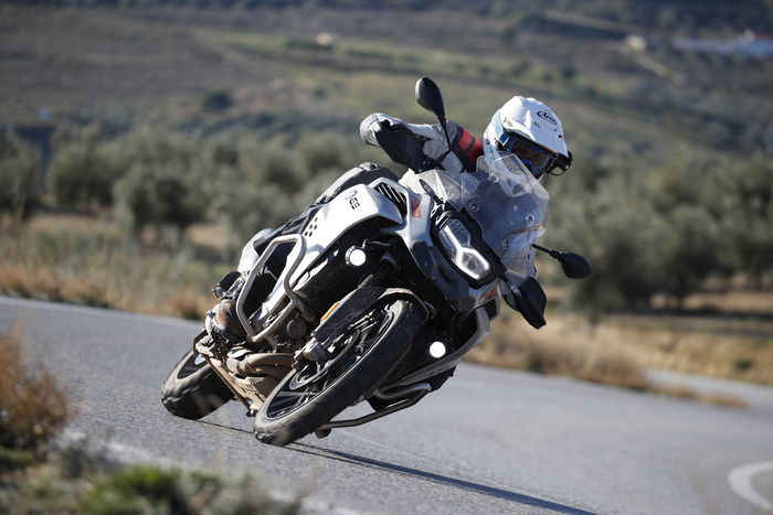 La guida su strada è facile. La sella è alta e il peso non indifferente, ma basta muoversi per ritrovare una moto che ti mette a tuo agio in pochi chilometri