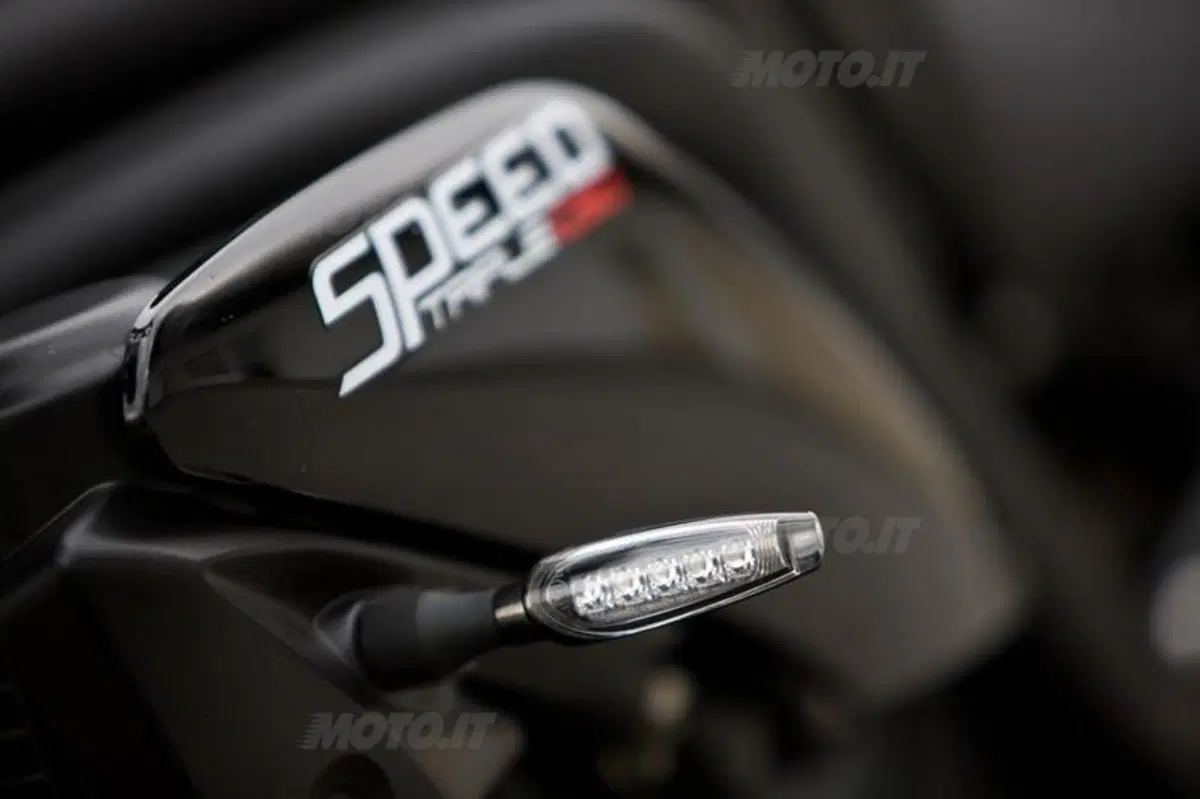 Triumph Speed Triple 1050 2011  (45)
