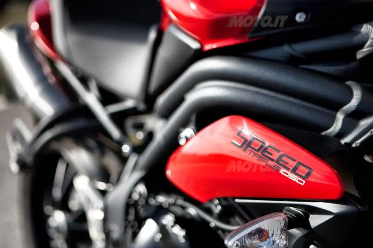 Triumph Speed Triple 1050 2011  (50)