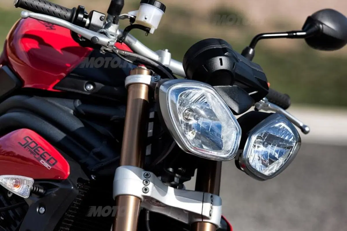 Triumph Speed Triple 1050 2011  (51)