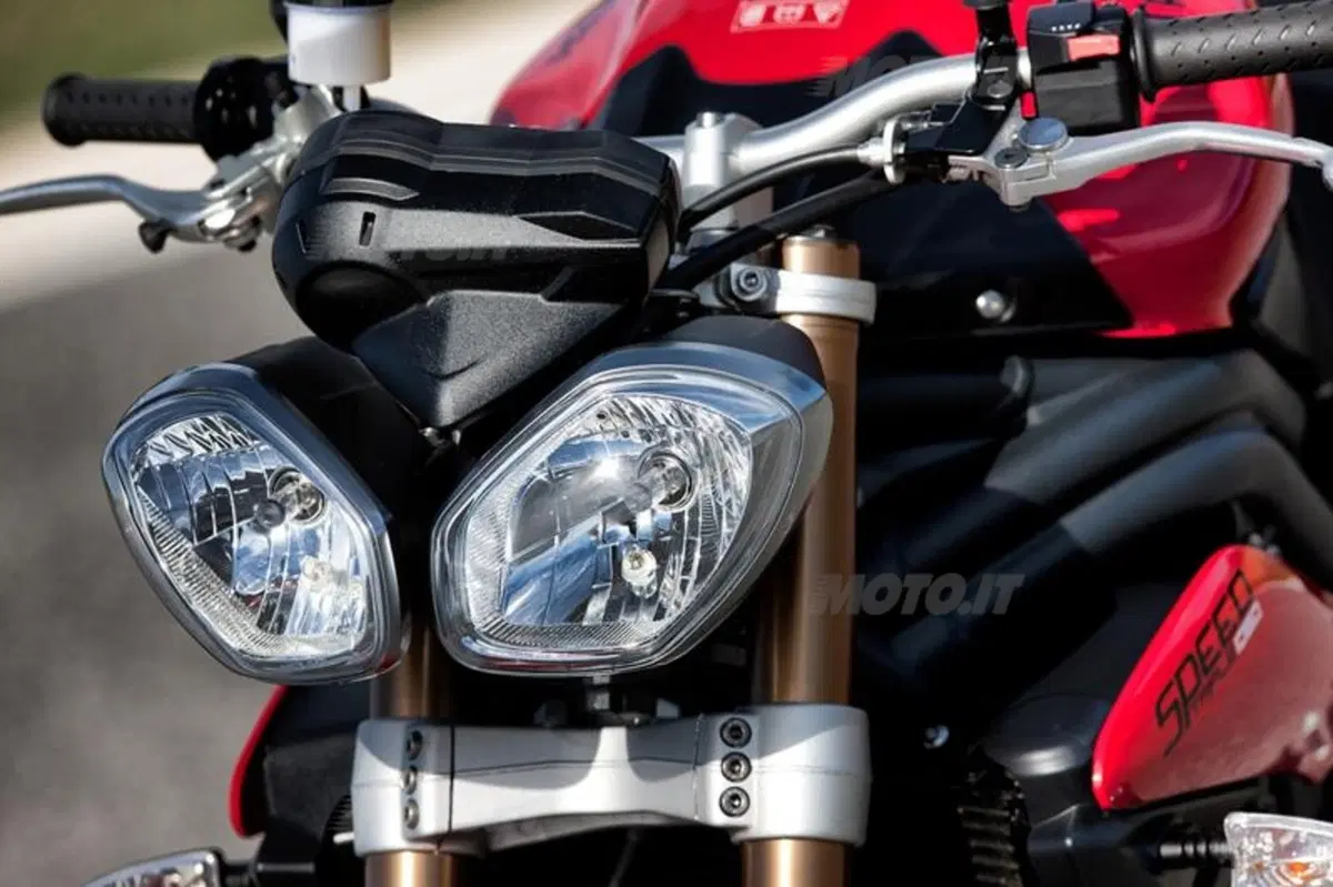 Triumph Speed Triple 1050 2011  (52)