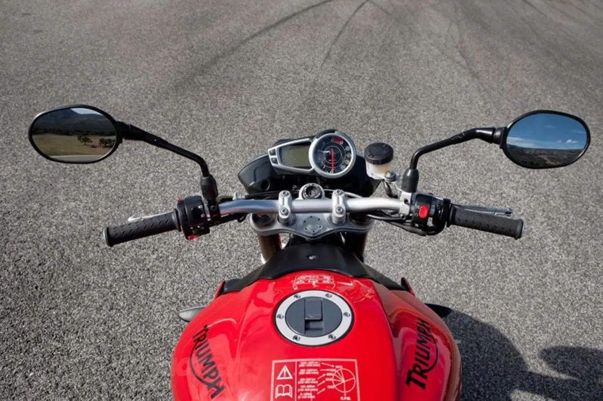 Triumph Speed Triple 1050 2011  (55)