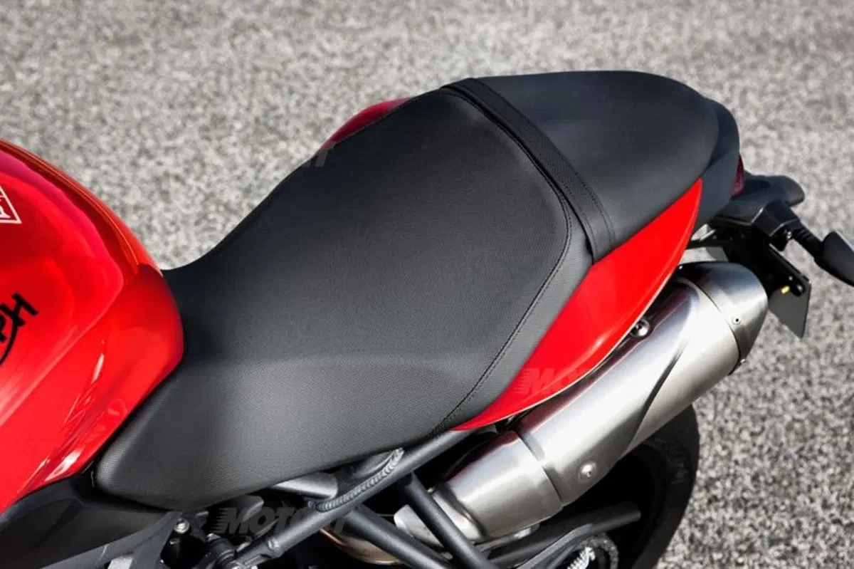 Triumph Speed Triple 1050 2011  (56)