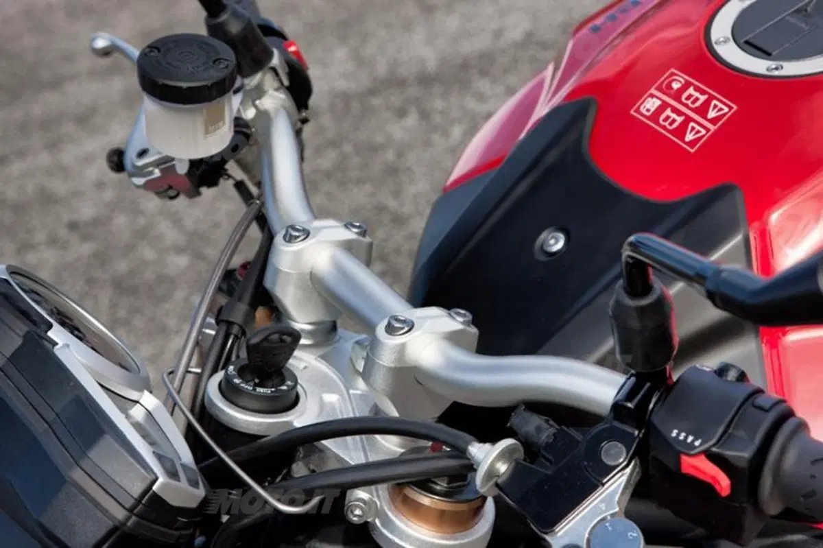 Triumph Speed Triple 1050 2011  (58)