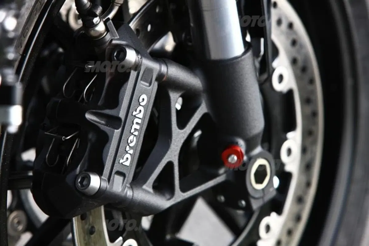 Triumph Speed Triple 1050 2011  (66)