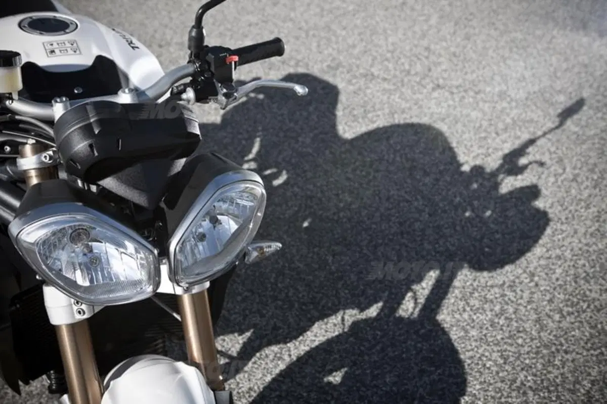 Triumph Speed Triple 1050 2011  (69)