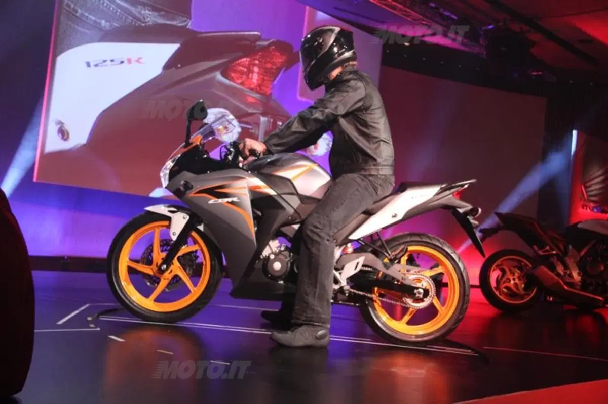 Honda presenta al Salone di Milano la CBR 125R 2011 (2)