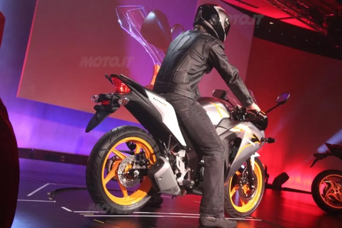 Honda presenta al Salone di Milano la CBR 125R 2011 (5)