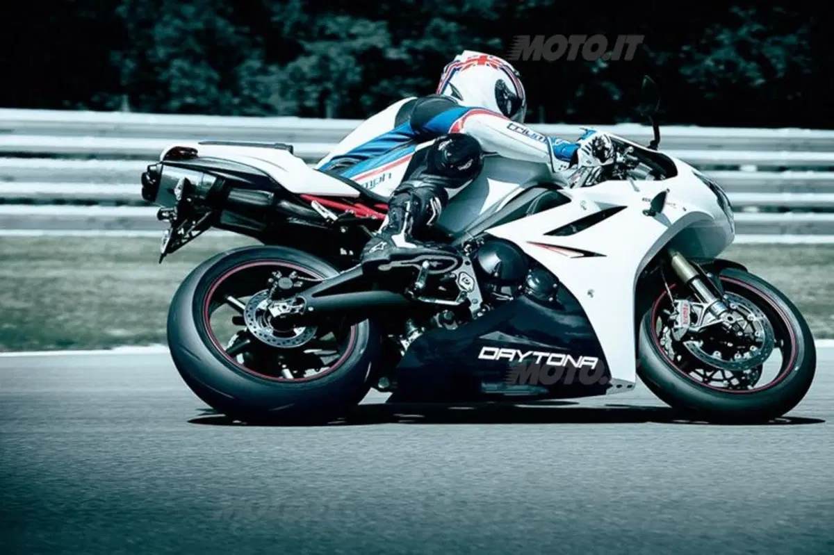 Triumph Daytona 675R: la vedremo all'EICMA (6)