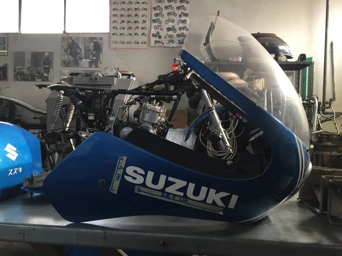 Suzuki GT 750 S Vallelunga: il restauro della moto supersportiva anni '70