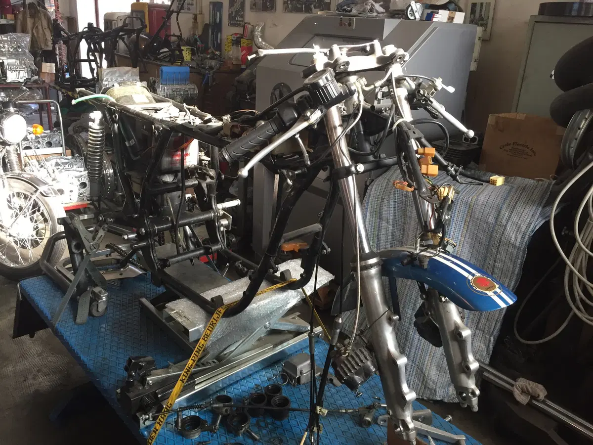 Suzuki GT 750 S Vallelunga: il restauro della moto supersportiva anni '70