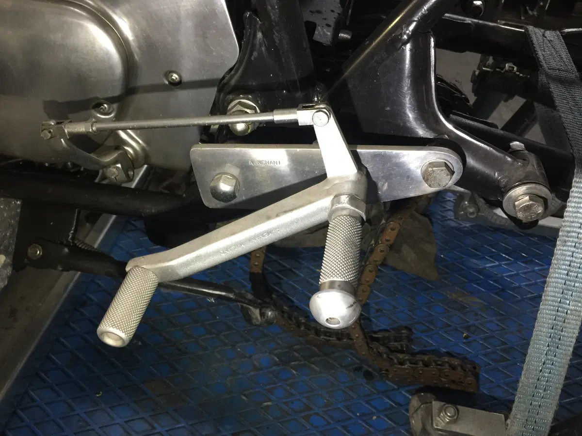 Suzuki GT 750 S Vallelunga: il restauro della moto supersportiva anni '70 (55)