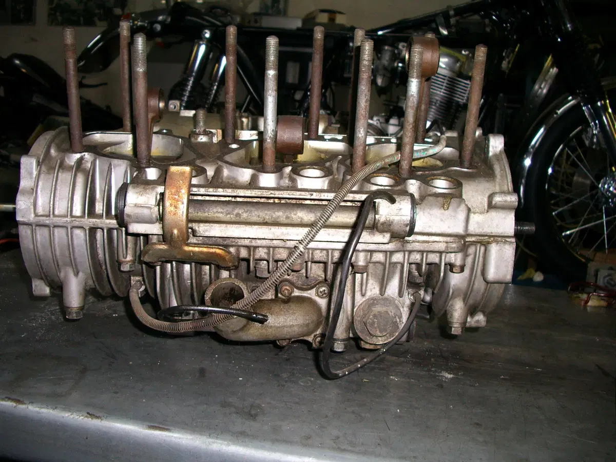 Suzuki GT 750 S Vallelunga: il restauro della moto supersportiva anni '70 (62)