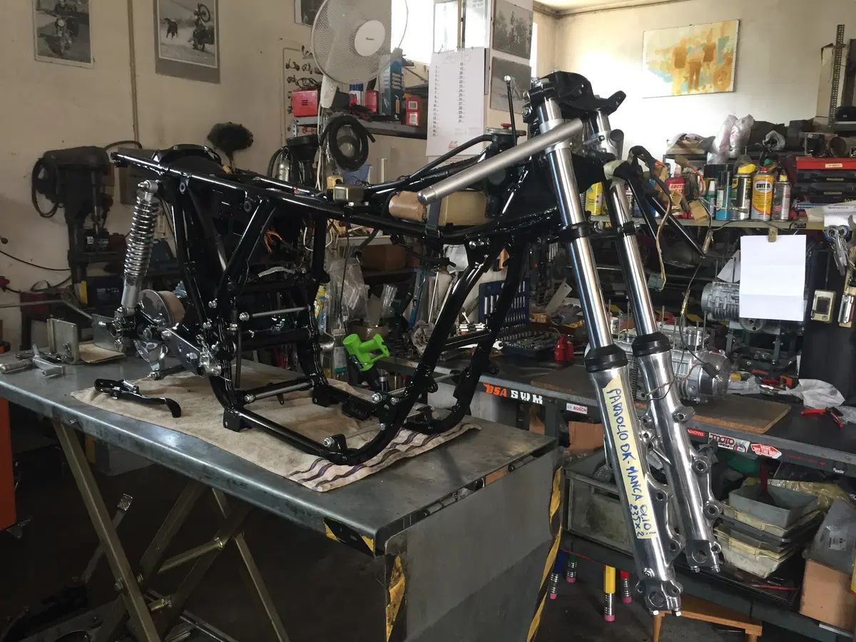 Suzuki GT 750 S Vallelunga: il restauro della moto supersportiva anni '70 (94)