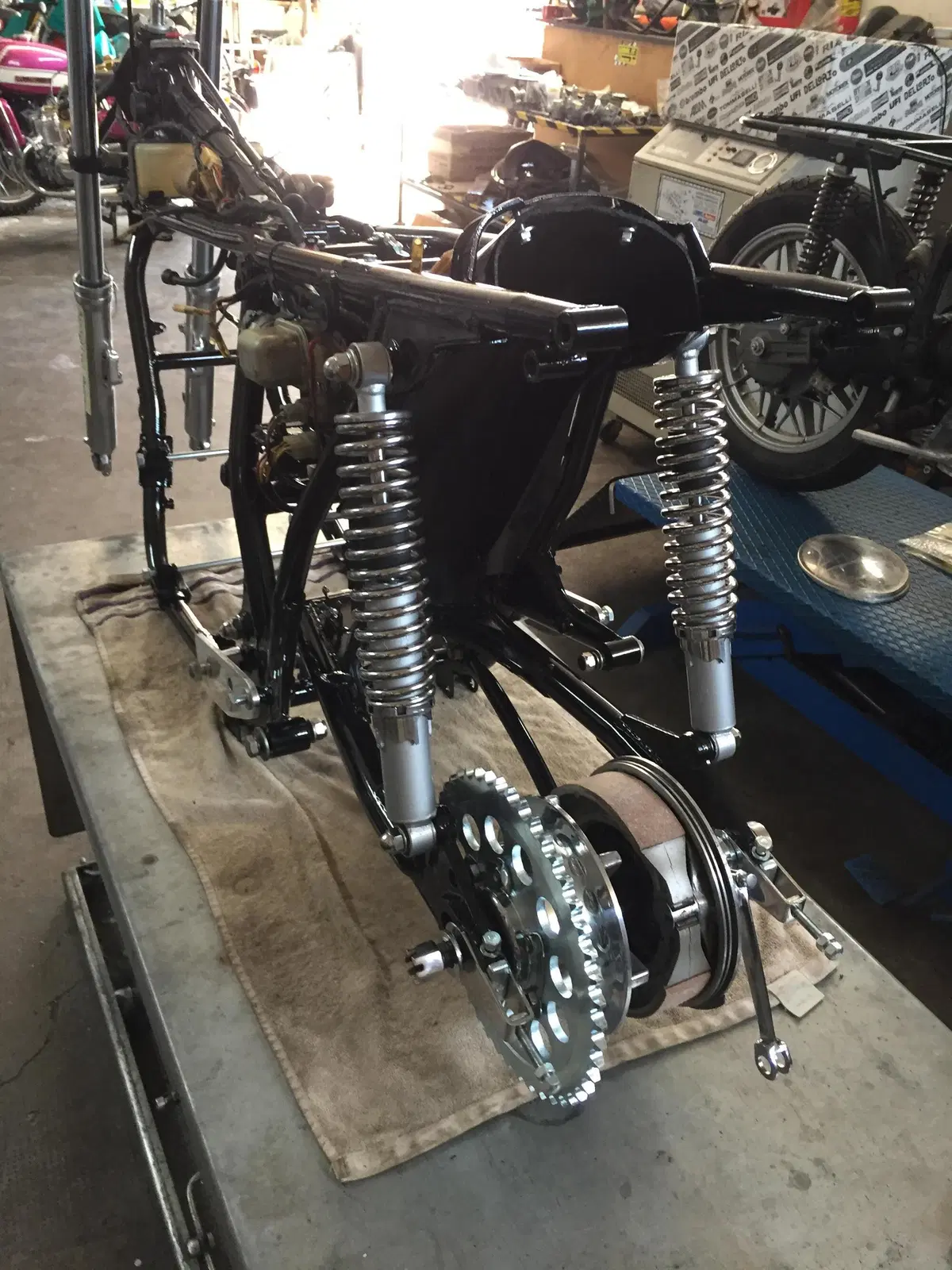 Suzuki GT 750 S Vallelunga: il restauro della moto supersportiva anni '70 (98)