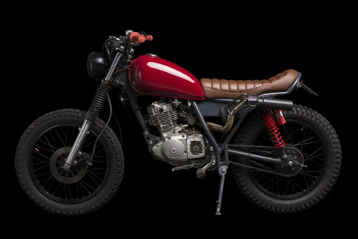 Suzuki GN 125: la scrambler realizzata da Atelier Medusa (2)