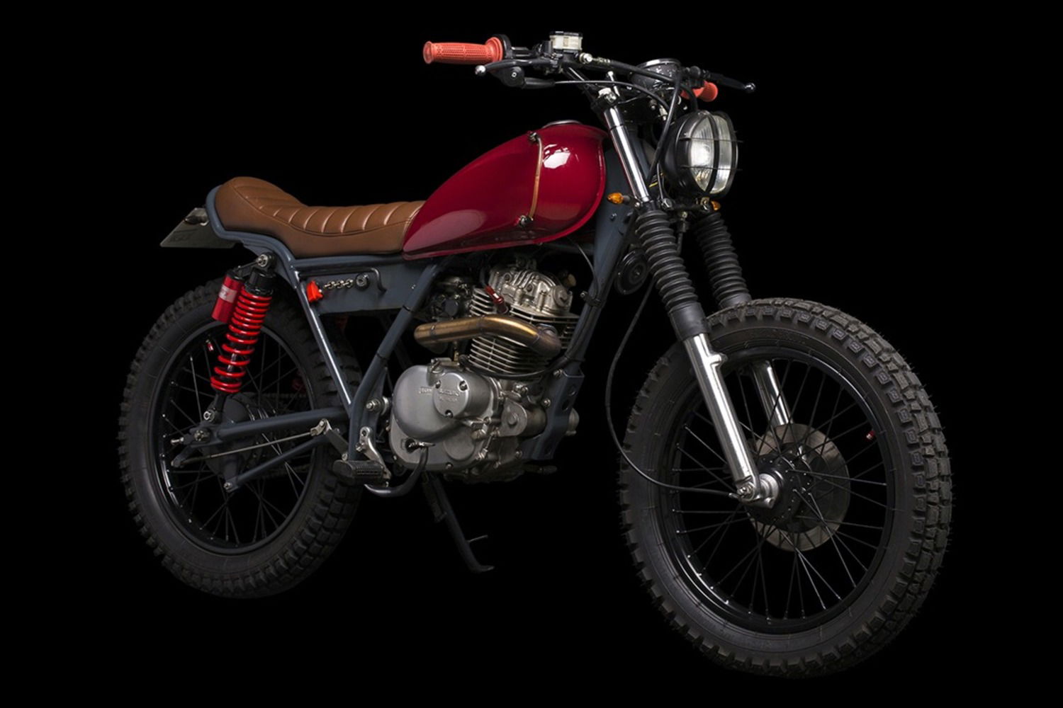 Suzuki GN 125: la scrambler realizzata da Atelier Medusa