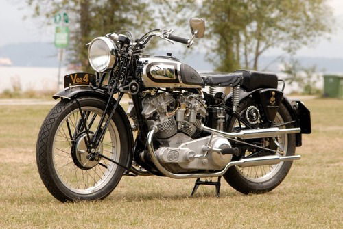 Moto d'epoca: una AJS V-4 replica va all'asta (2)