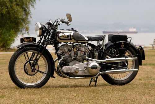 Moto d'epoca: una AJS V-4 replica va all'asta (3)