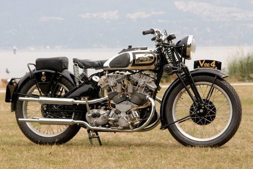 Moto d'epoca: una AJS V-4 replica va all'asta (8)