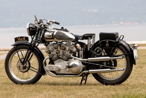 Moto d'epoca: una AJS V-4 replica va all'asta (7)