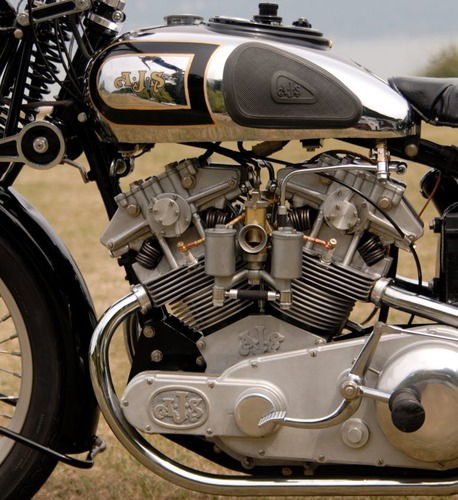 Moto d'epoca: una AJS V-4 replica va all'asta (9)