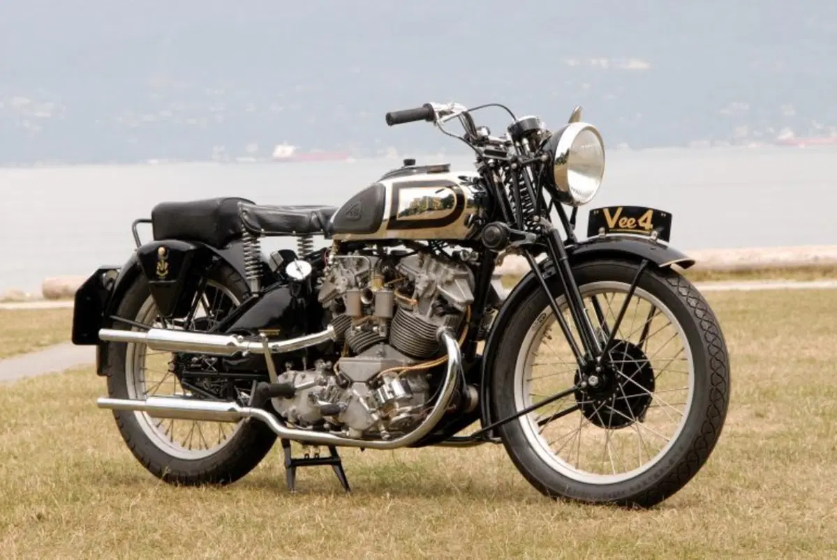Moto d'epoca: una AJS V-4 replica va all'asta (10)