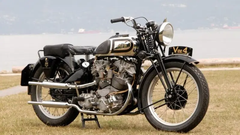 Moto d'epoca: una AJS V-4 replica va all'asta