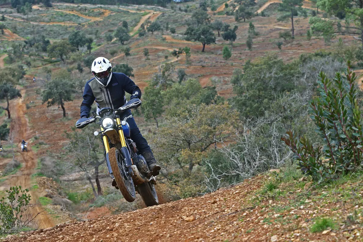 Triumph Scrambler 1200 XE XC 2019: TEST, la prima col 21 davanti! (10)
