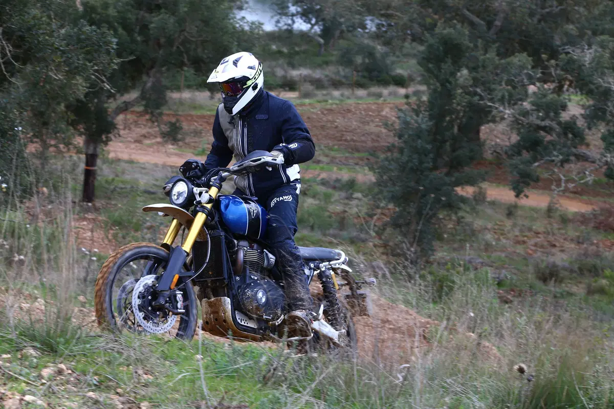 Triumph Scrambler 1200 XE XC 2019: TEST, la prima col 21 davanti! (12)
