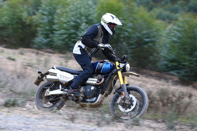 La Scrambler XE ha ottime sospensioni e un motore facile. Si guida bene in offroad, quansi come una maxienduro classica (rispetto a questa ha solo una guida in piedi meno immediata)