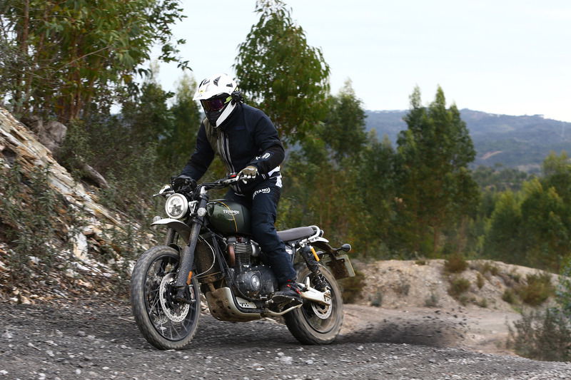 Un passaggio con la Scrambler XC in fuoristrada