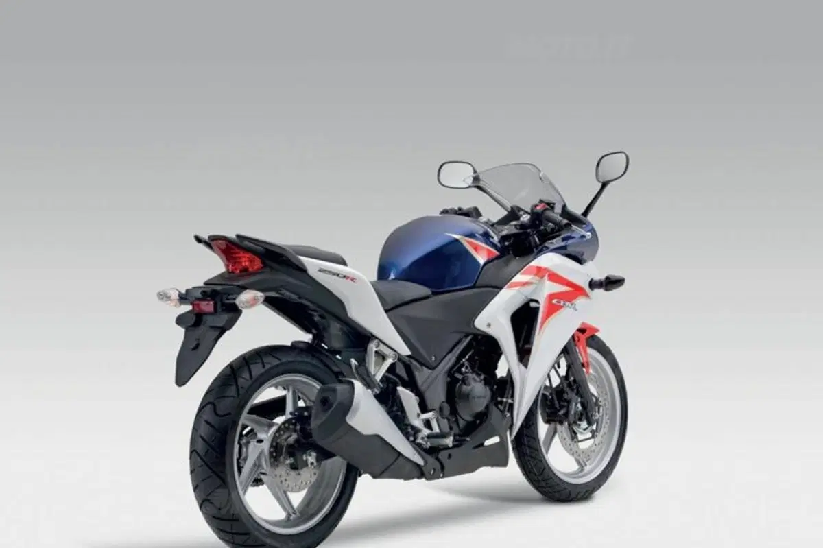 Honda presenta al Salone di Milano la CBR250R (2)