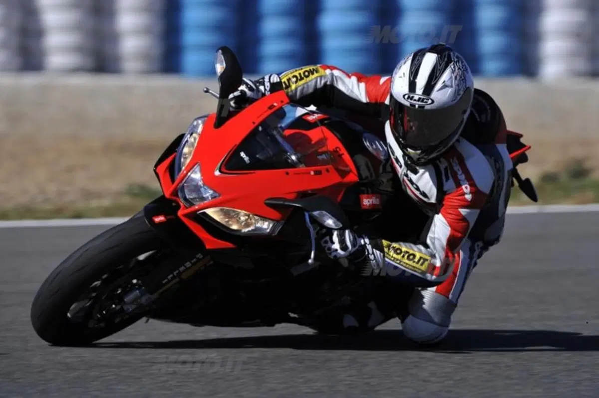 Test. Aprilia RSV4 Factory APRC Special Edition (4)