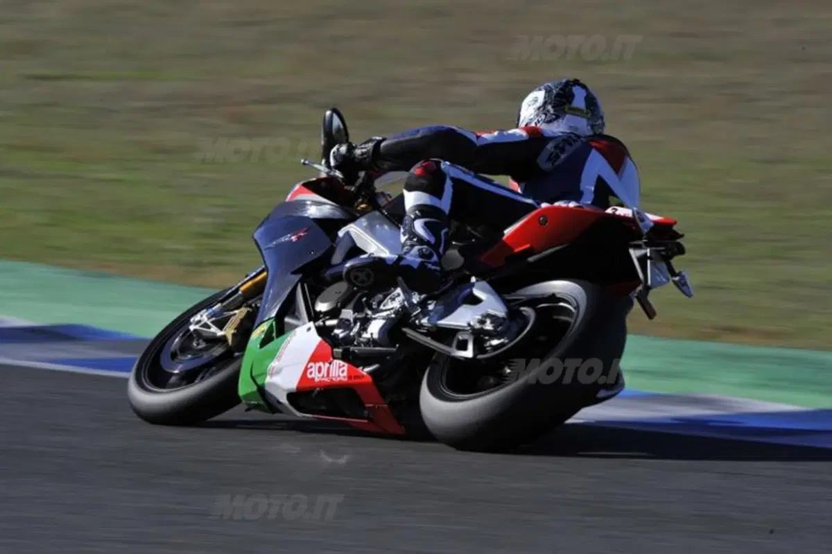 Test. Aprilia RSV4 Factory APRC Special Edition (5)