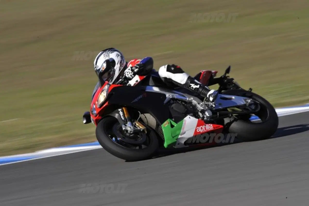 Test. Aprilia RSV4 Factory APRC Special Edition (6)