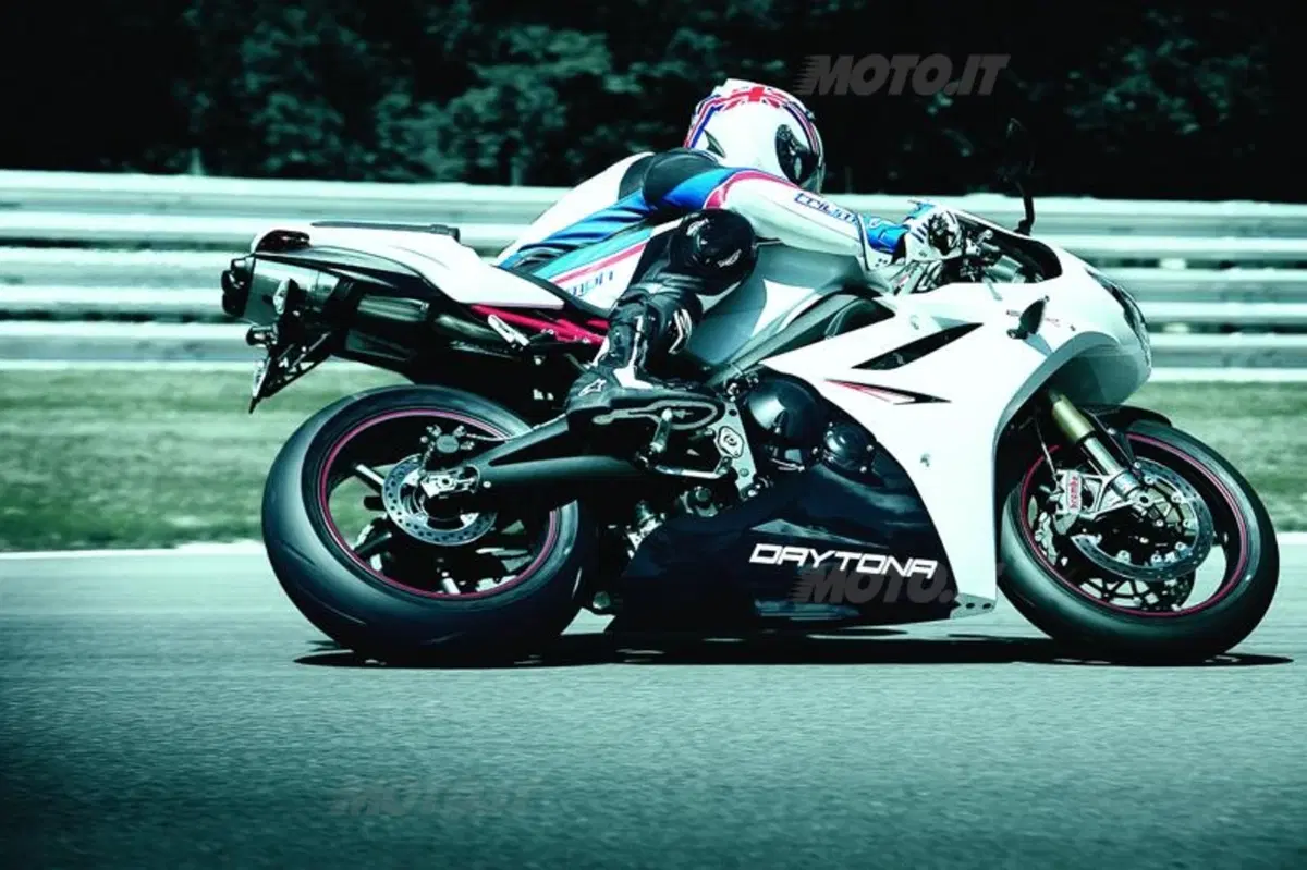 Triumph Daytona 675R. Dalla strada alla pista (8)