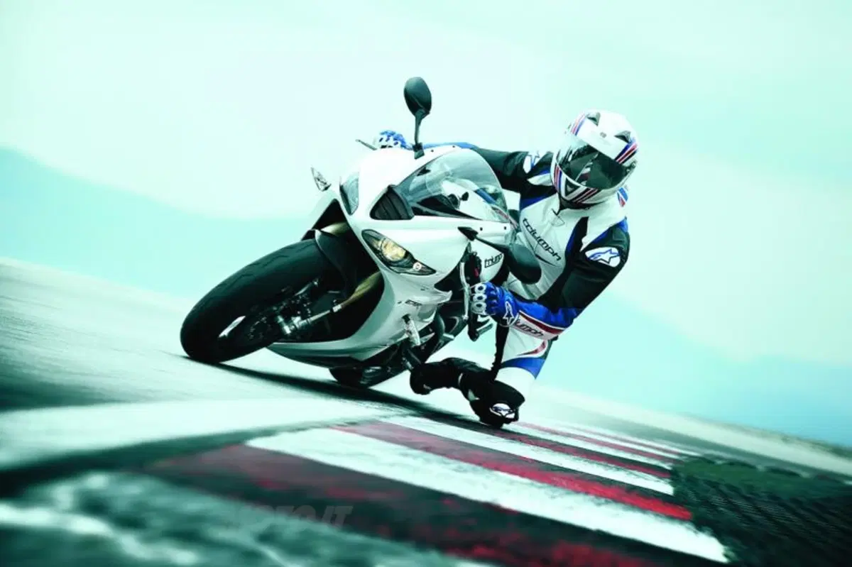Triumph Daytona 675R. Dalla strada alla pista (9)