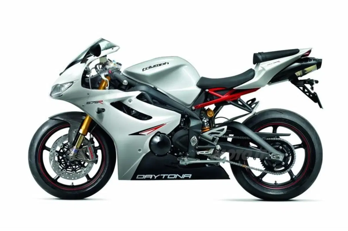 Triumph Daytona 675R. Dalla strada alla pista (12)