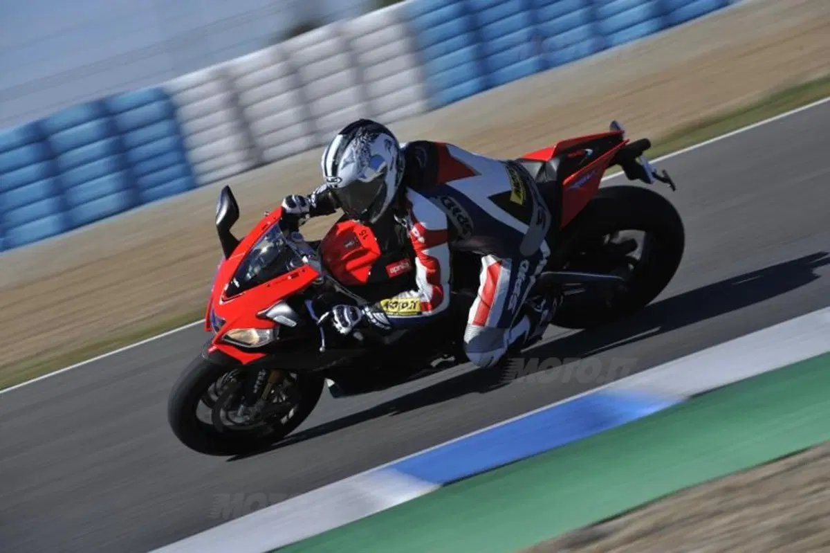 Aprilia RSV4 Factory APRC Special Edition  (2)