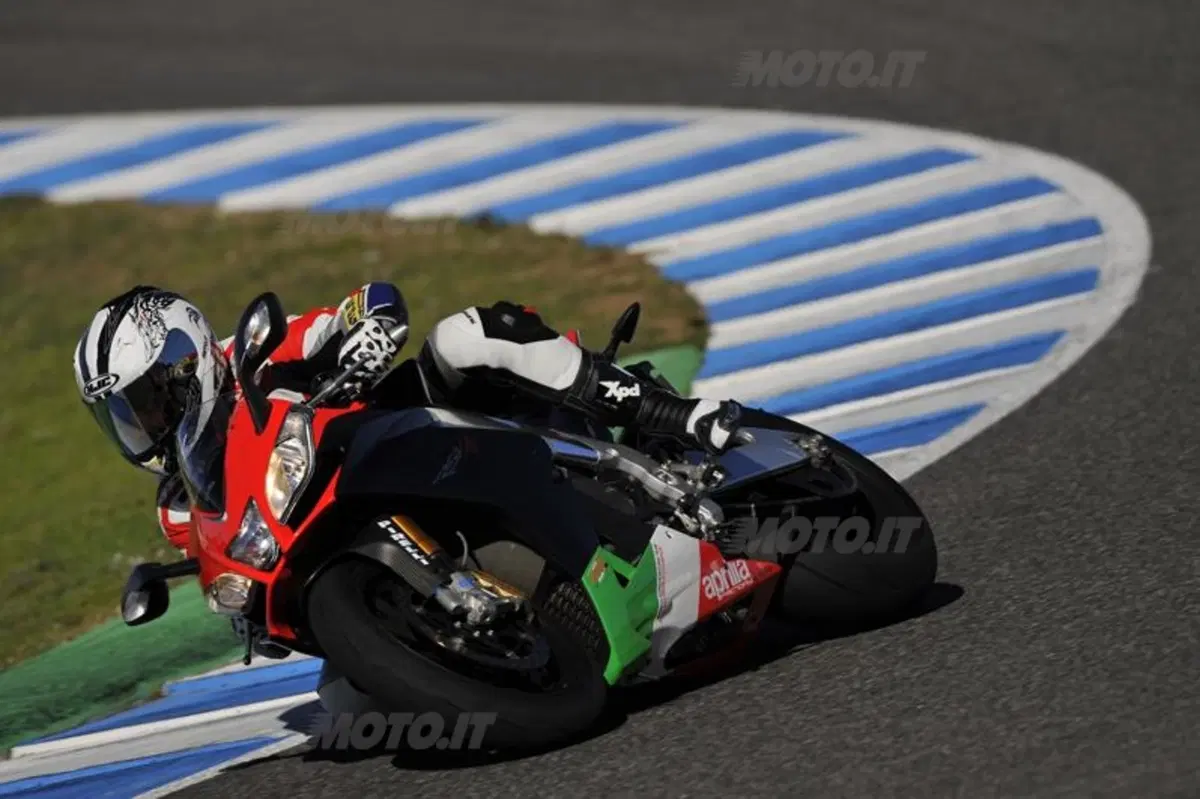Aprilia RSV4 Factory APRC Special Edition  (5)