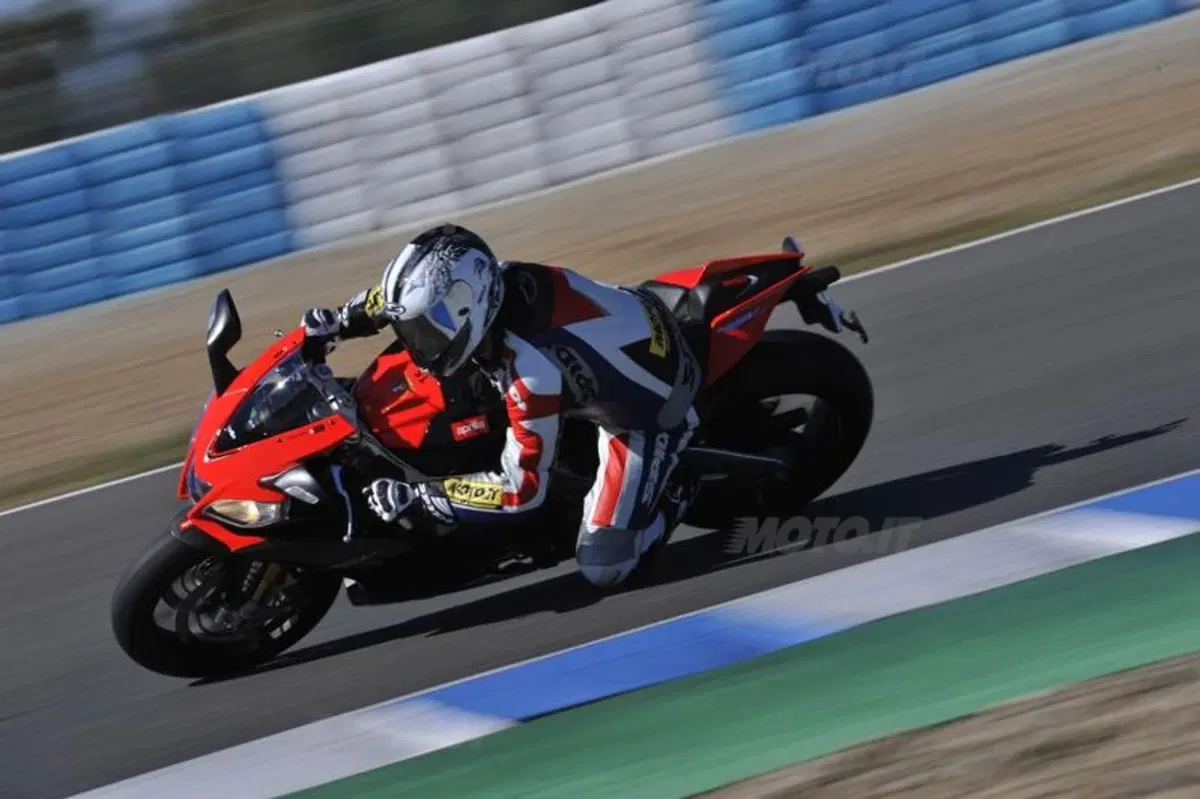 Aprilia RSV4 Factory APRC Special Edition  (6)