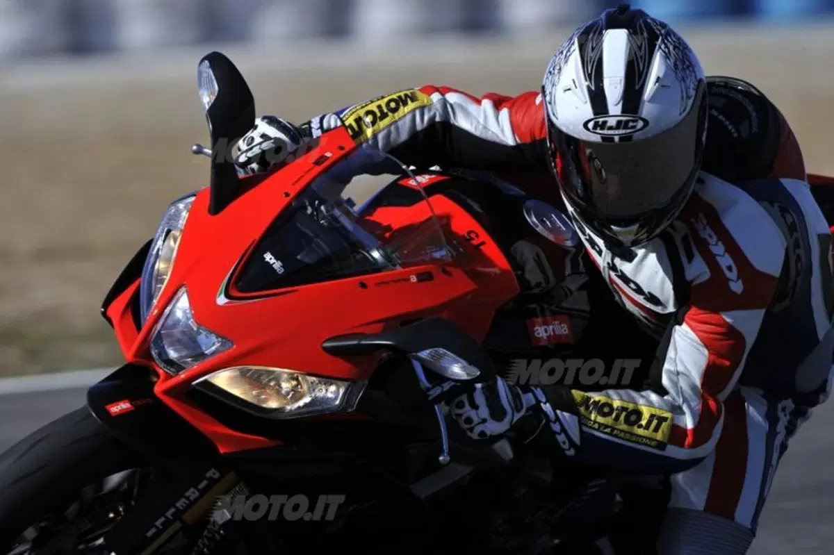 Aprilia RSV4 Factory APRC Special Edition  (8)