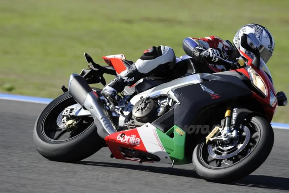 Aprilia RSV4 Factory APRC Special Edition  (10)