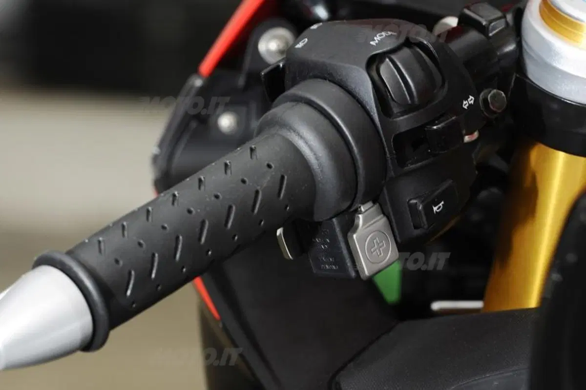 Aprilia RSV4 Factory APRC Special Edition  (17)