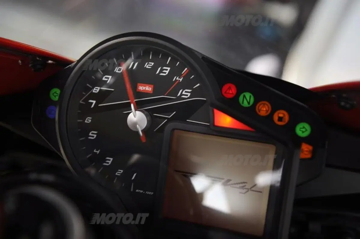 Aprilia RSV4 Factory APRC Special Edition  (18)