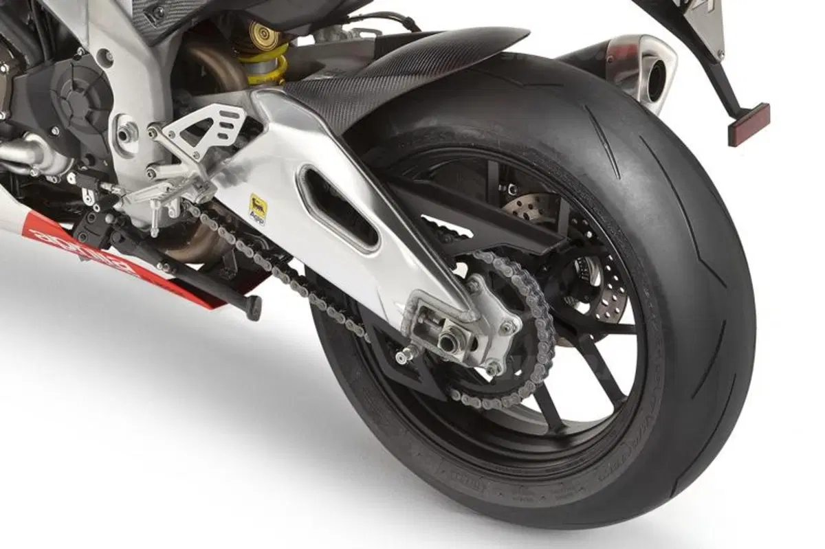 Francesco Rocca racconta le Pirelli dedicate all'Aprilia RSV4 Factory (3)