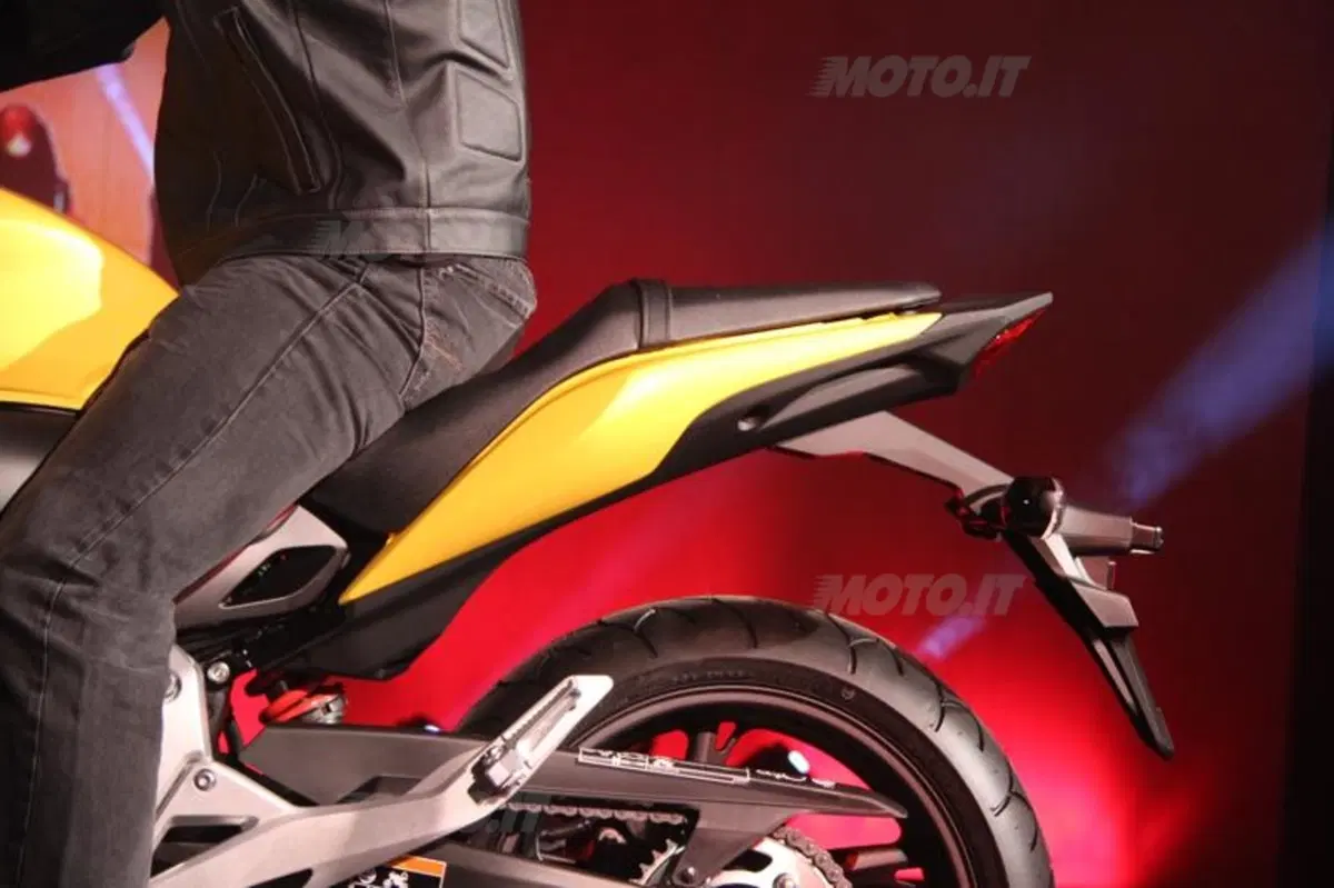 Honda Hornet e Hornet ABS 2011 al Salone di Milano (2)