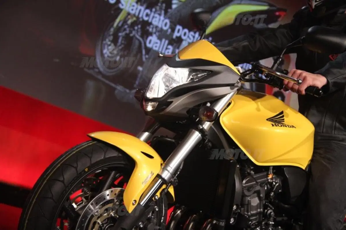 Honda Hornet e Hornet ABS 2011 al Salone di Milano (4)